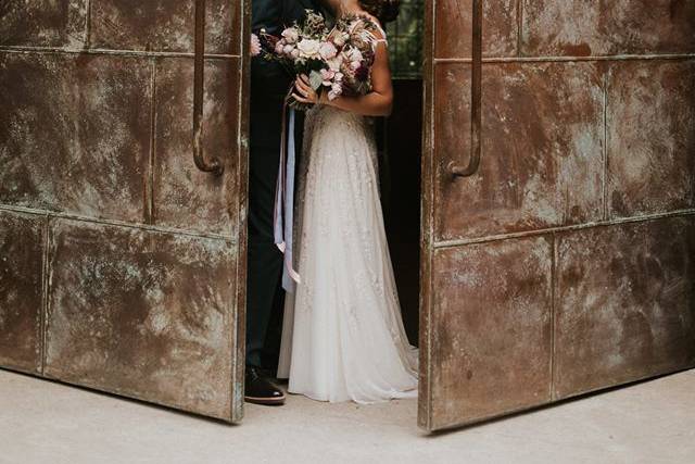 Newlyweds kissing | Sarah Anne Photography