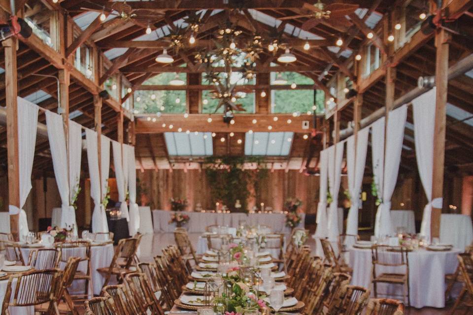 Rustic reception setup | Jason Lucas Photography