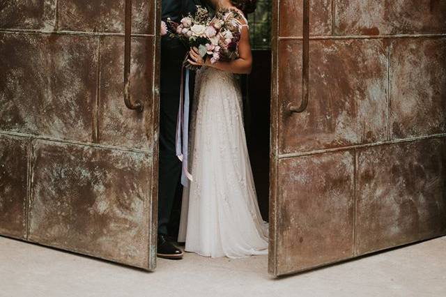 Newlyweds kissing | Sarah Anne Photography