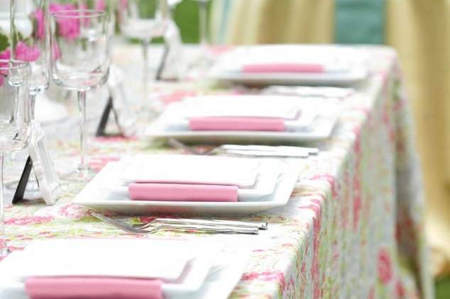 Table setting and pink decor