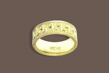 Handsome, wide, 18 karat green gold band with beautiful detailed vertically oriented architectural carvings and granulation details all around the ring, from artist Eve Alfillé's 