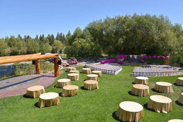 Outdoor wedding table setup