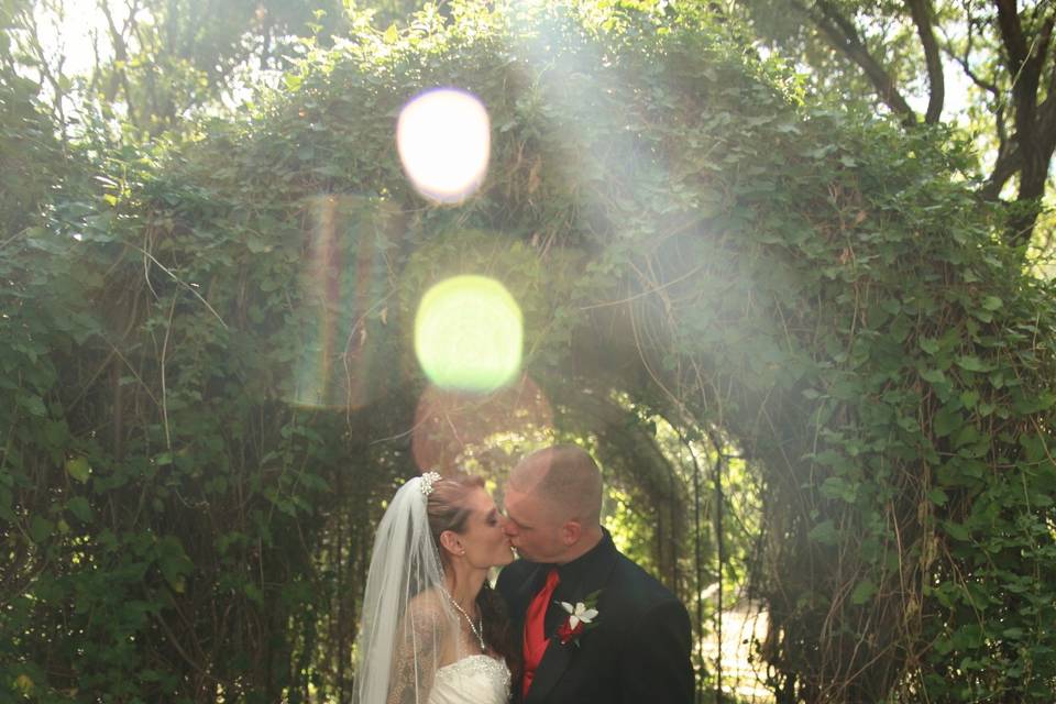 Kiss by the arch