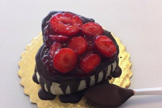 Mini cake with fruit and chocolate