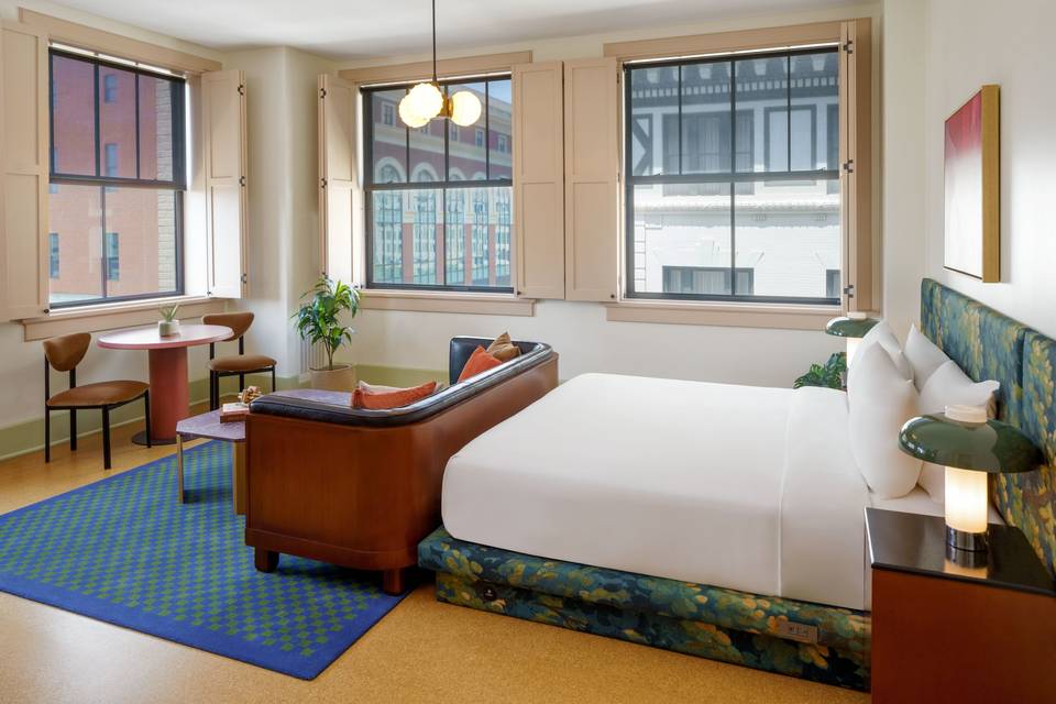 Corner King Guestroom