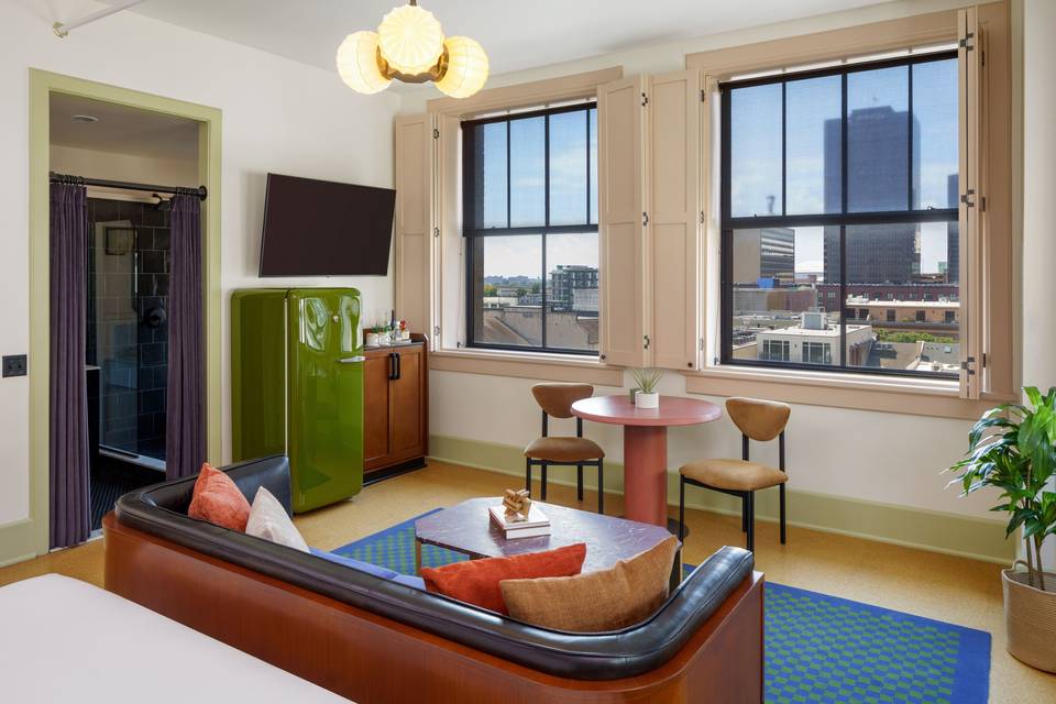Corner King Guestroom