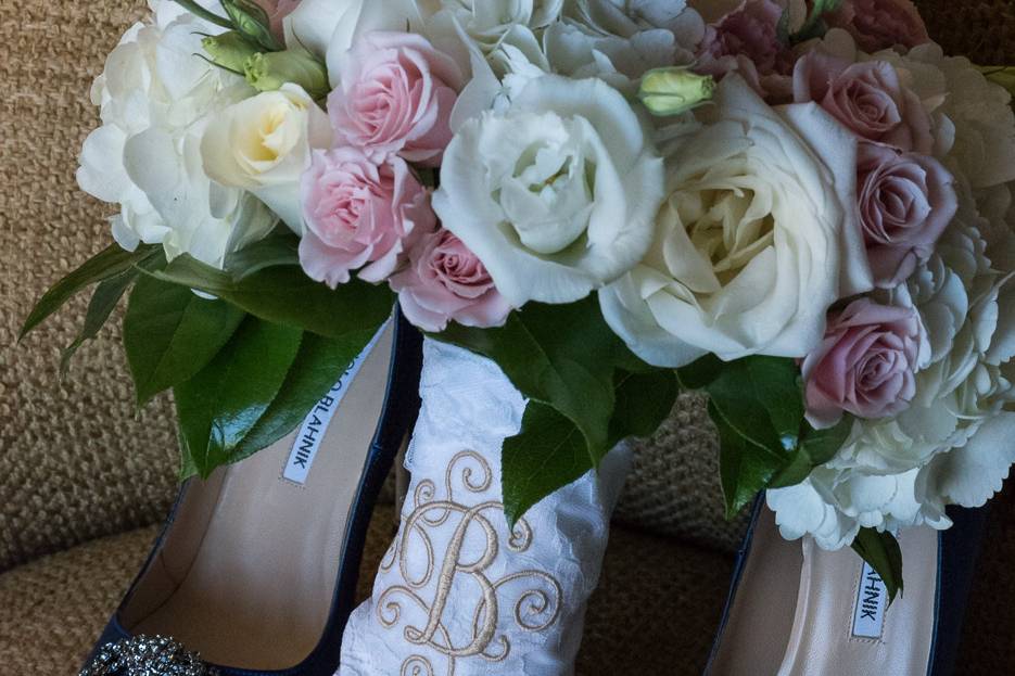 Monogram embroidered handkerchief as a bouquet wrap is a great way to personalize your bouquet and those blue shoes...swoon!