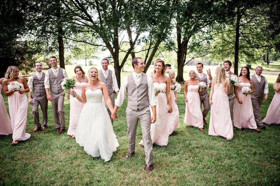 Couple with groomsmen and bridesmaids