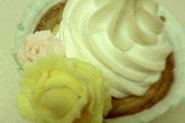 Lemon chiffon cupcake with italian meringue icing