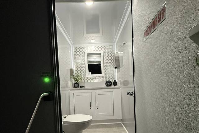 CAMIT'S LUXURY RESTROOMS LLC