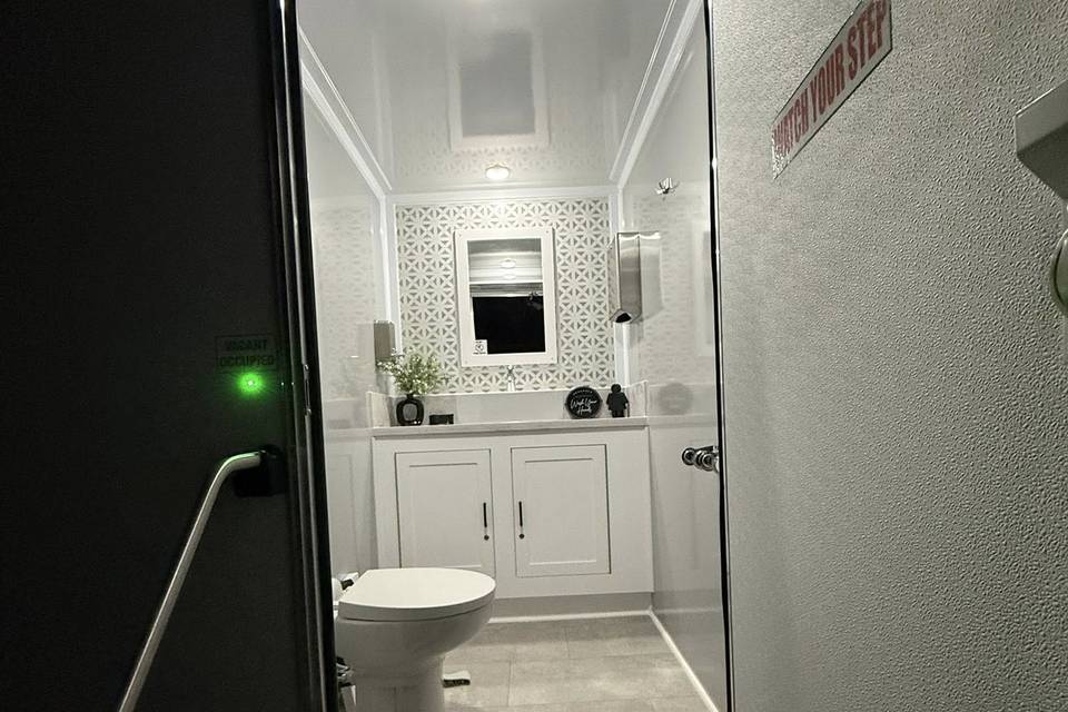 CAMIT'S LUXURY RESTROOMS LLC