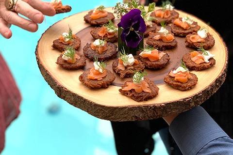 https://cdn0.weddingwire.com/vendor/606450/3_2/960/jpg/passed-smoked-salmon-latke72_51_54606-158179009165695.jpeg