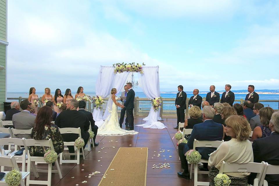 The  wedding took place on the patio of the Intercontinental Hotel Monterey, California in the afternoon. The venue looks directly onto the Monterey Bay.
