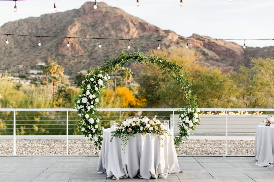 Sweetheart table circle arch