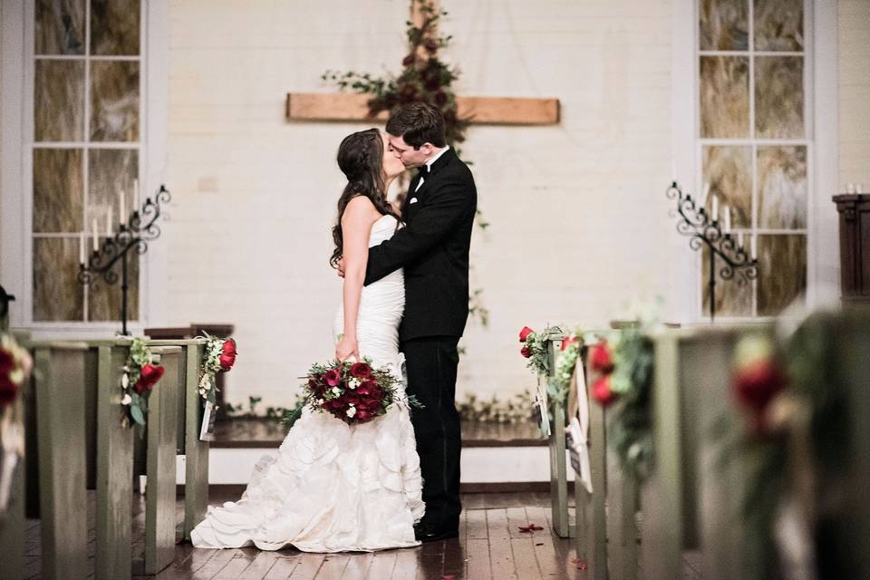 Kiss by the altar