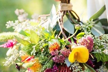 Assorted wildflowers and grasses give a natural and organic feel.