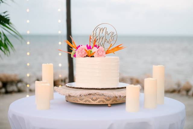 White Base Wedding Cae
