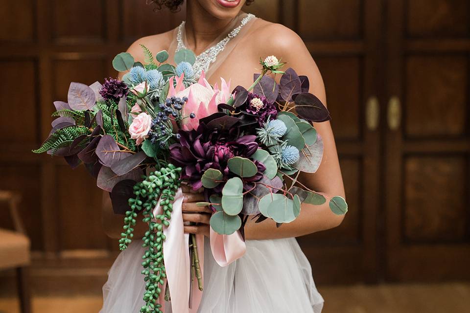 Vintage flower arrangement | Enid Arvelo Photography