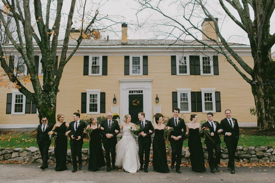 Couple with bridesmaids and groomsmen