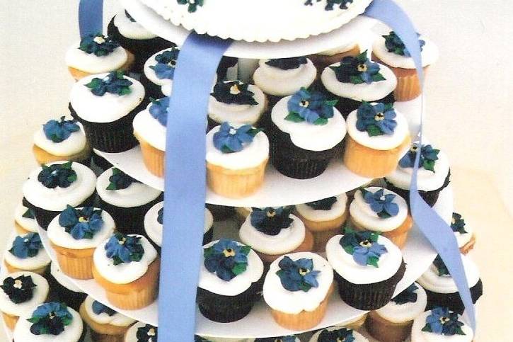 With a small, beautifully decorated round cake instead of the classic bride-and-groom topper, the wedding feels much more fun! The cupcakes are just the right size for guests.
