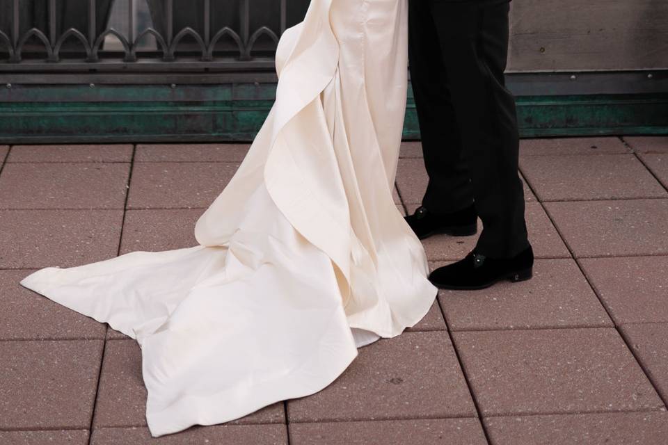 Rooftop romance at 620 Loft & Garden, NYC – the couple embraces on an elevated terrace with the stunning NYC skyline as their backdrop.
