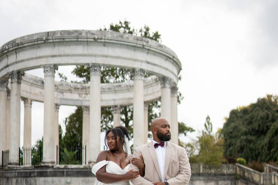 Couple portrait at Untermyer Gardens, Yonkers, NY – the newlyweds stand together by the shimmering pool surrounded by classical columns and lush greenery.