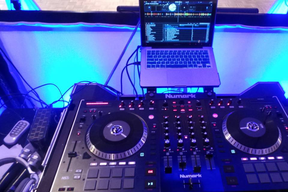 DJ mixer