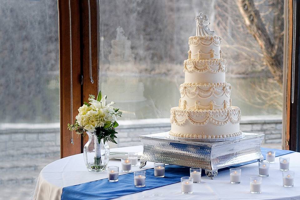 The cake table (Maria Hall Photography)
