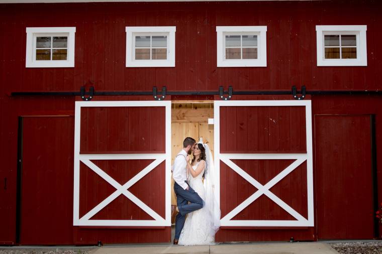 Barn Kiss