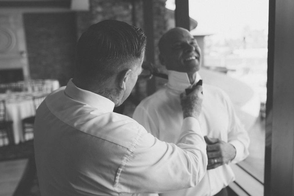 Groom helpiong best man