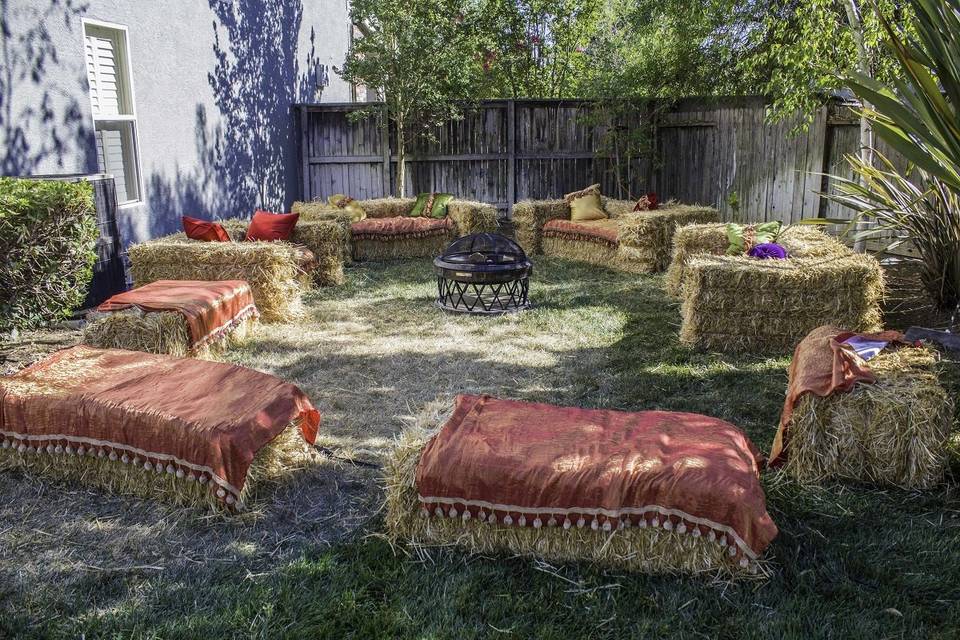 Outdoor haystack benches