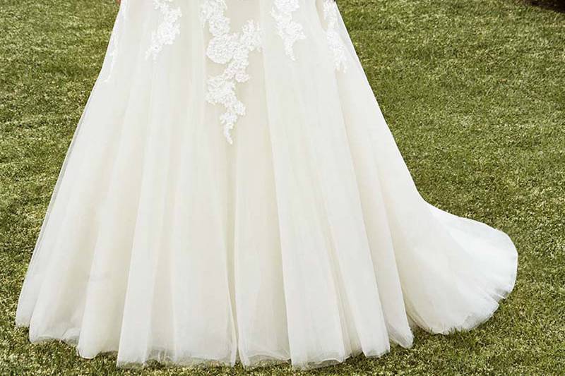 Style Ipswich <br> A classic A-line silhouette with a dreamy, voluminous tulle skirt and sweetheart neckline. Pearl buttons and corded lace with scattered sequins and beading provide the lovely finishing touches.