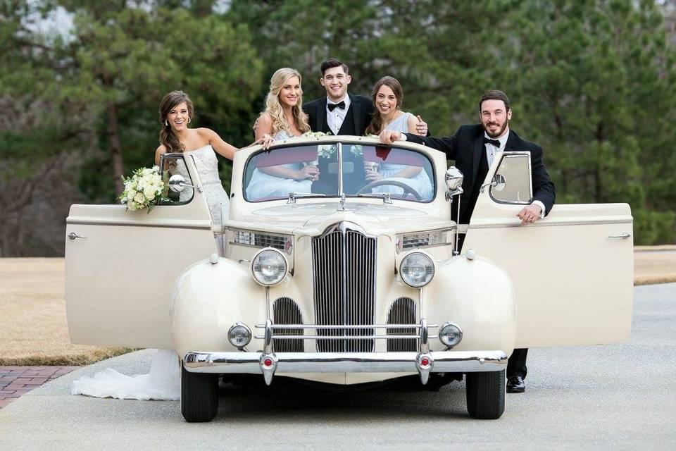 Couple with bridesmaids and groomsmen