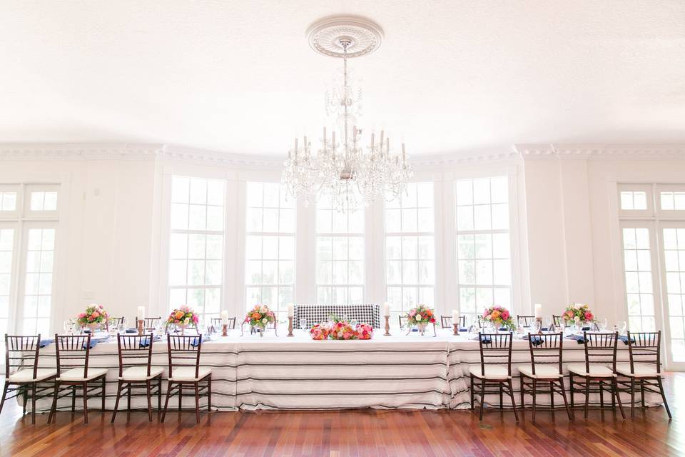 Head table with black and white settee for bride & groom