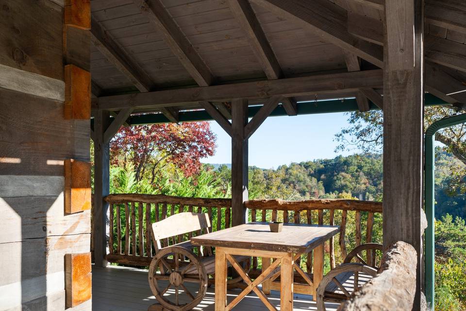 Falcon outdoor dining