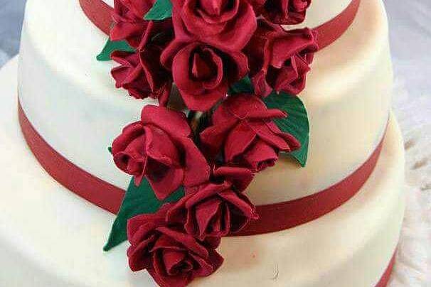 Red roses cake