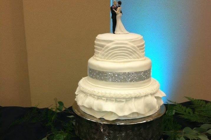 Wedding cake with figurines