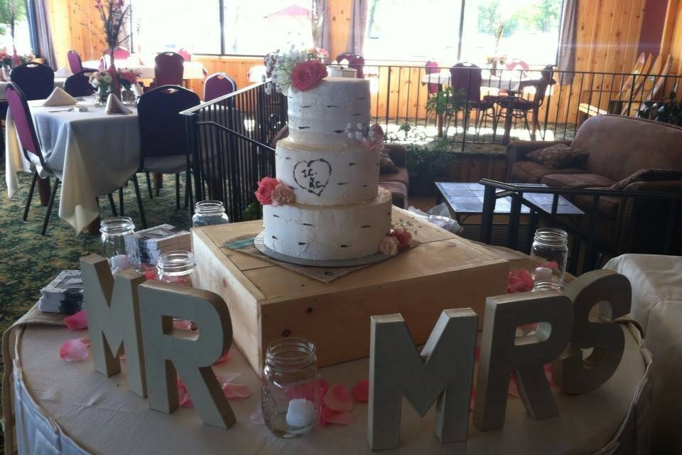 Newlyweds' wedding cake