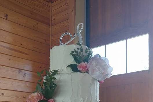 4-tier wedding cake on stand