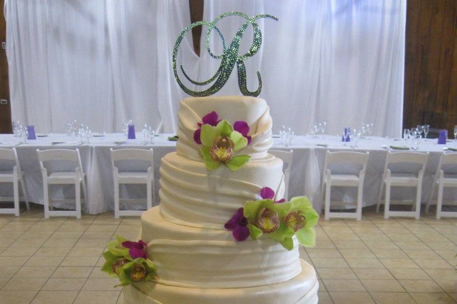 South Bend/ Notre Dame Wedding Cakes and Cupcakes. Now delivering St. Joseph Michigan, Laporte Indiana, Granger Indiana, and Elkhart Indiana www.cestlaviecakes.com