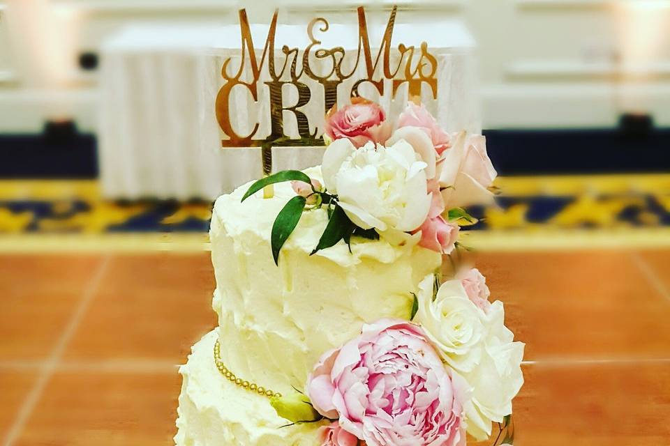 South Bend/ Notre Dame Wedding Cakes and Cupcakes. Now delivering St. Joseph Michigan, Laporte Indiana, Granger Indiana, and Elkhart Indiana www.cestlaviecakes.com