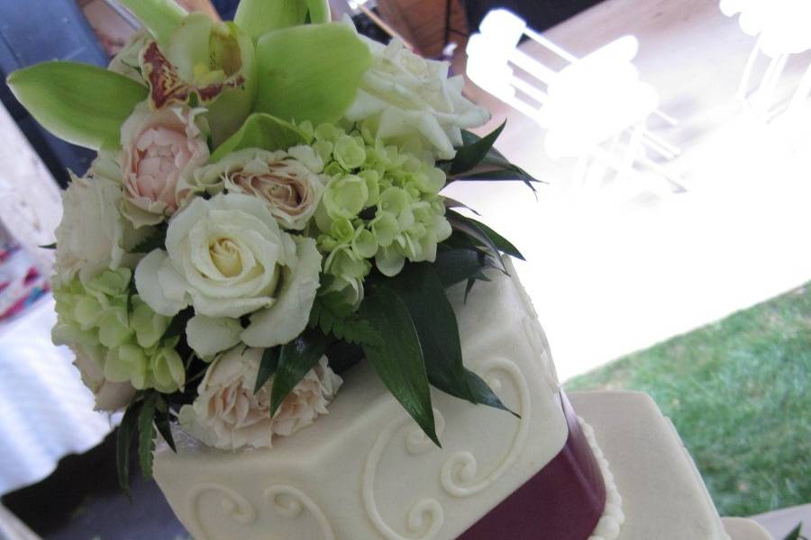Intricate frosting on wedding cake