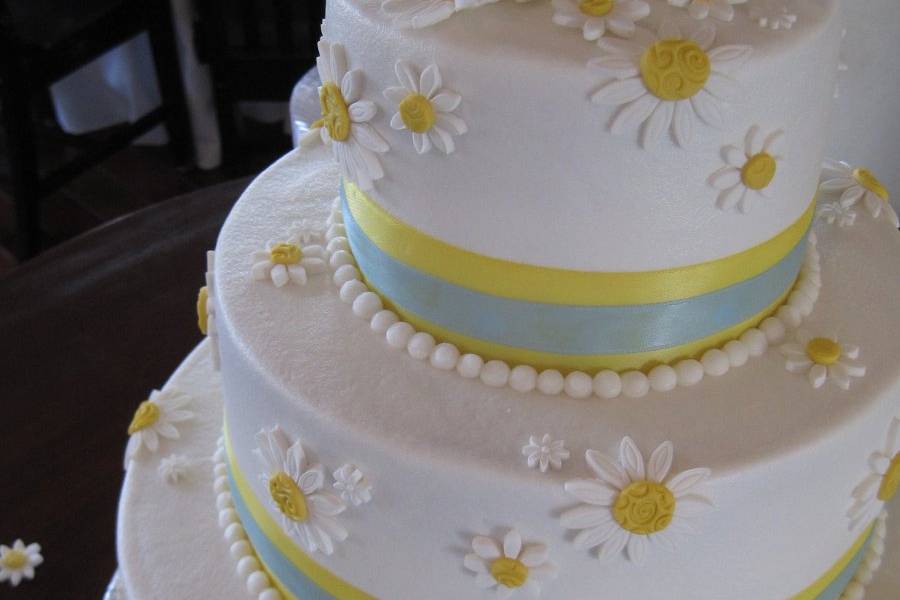 Daisy themed wedding cake