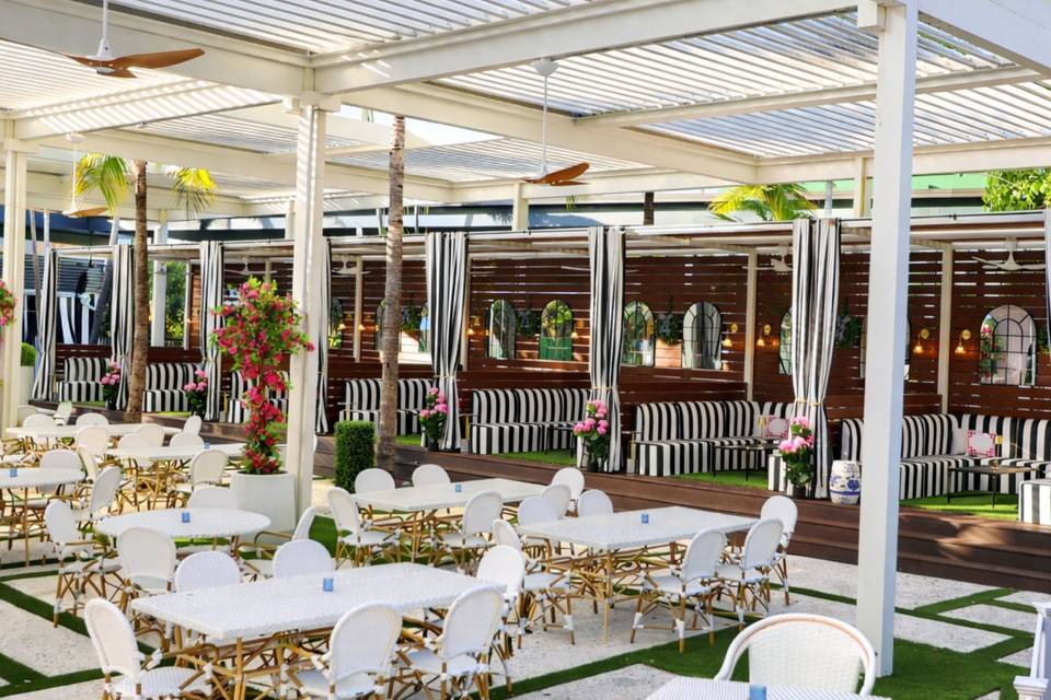 Courtyard & Cabanas