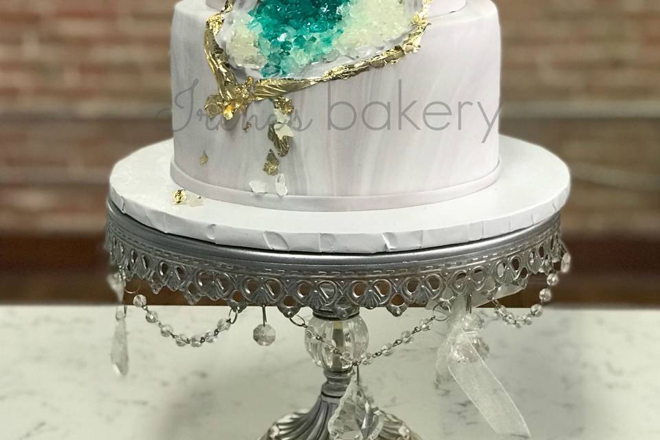 White cake with a touch of emerald