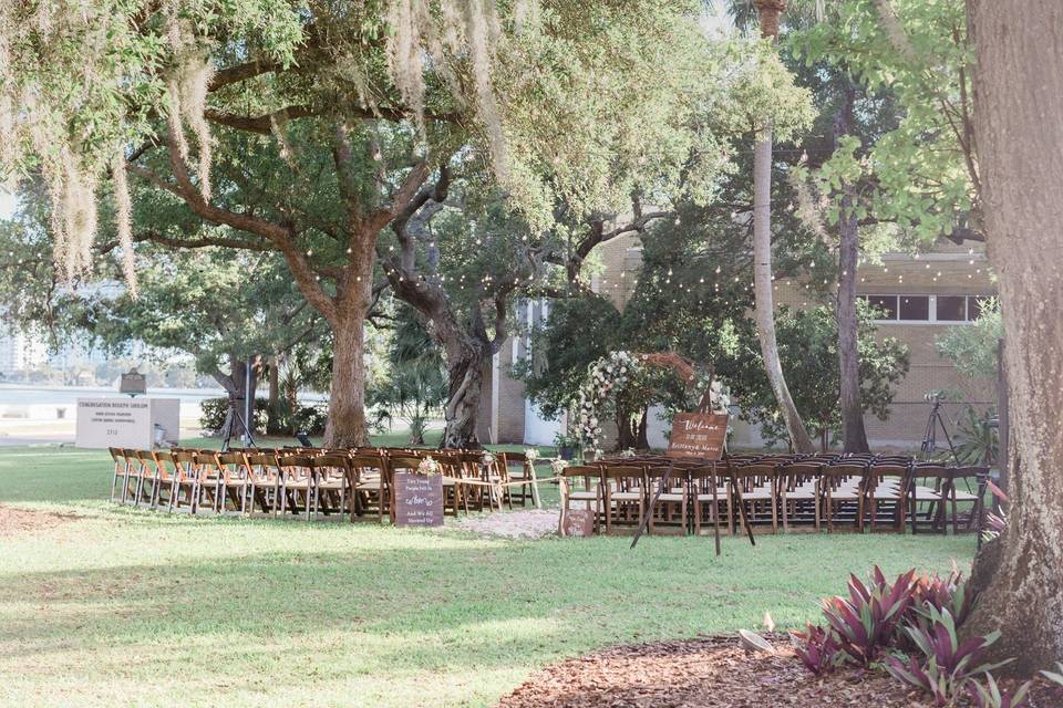 Side lawn ceremony