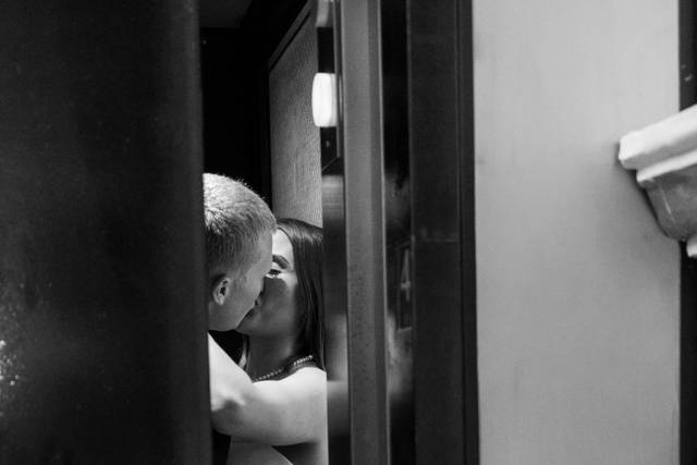 The elevator Kiss