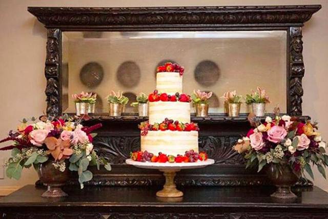 White cake with strawberries