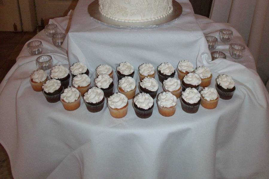 Wedding cake table