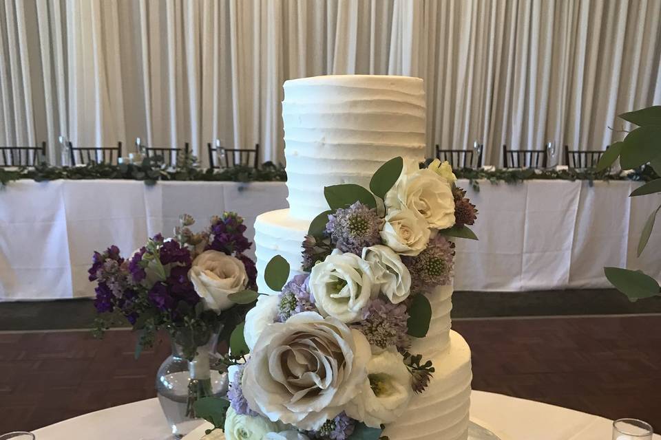 Buttercream cake, fresh flower